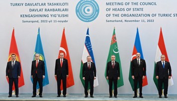 zirve-gorusunde-istirak-eden-dovlet-ve-hokumet-bascilari-semerqendin-registan-meydaninda-agac-ekible